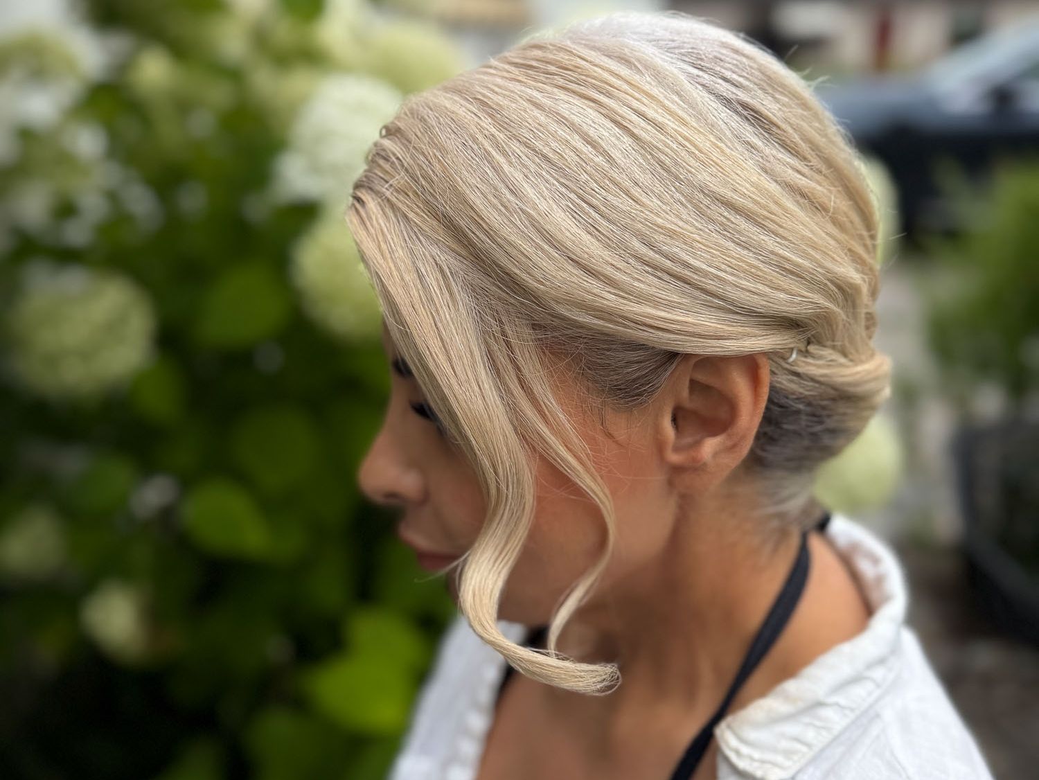 Kvinna med blont hår i en uppsättning