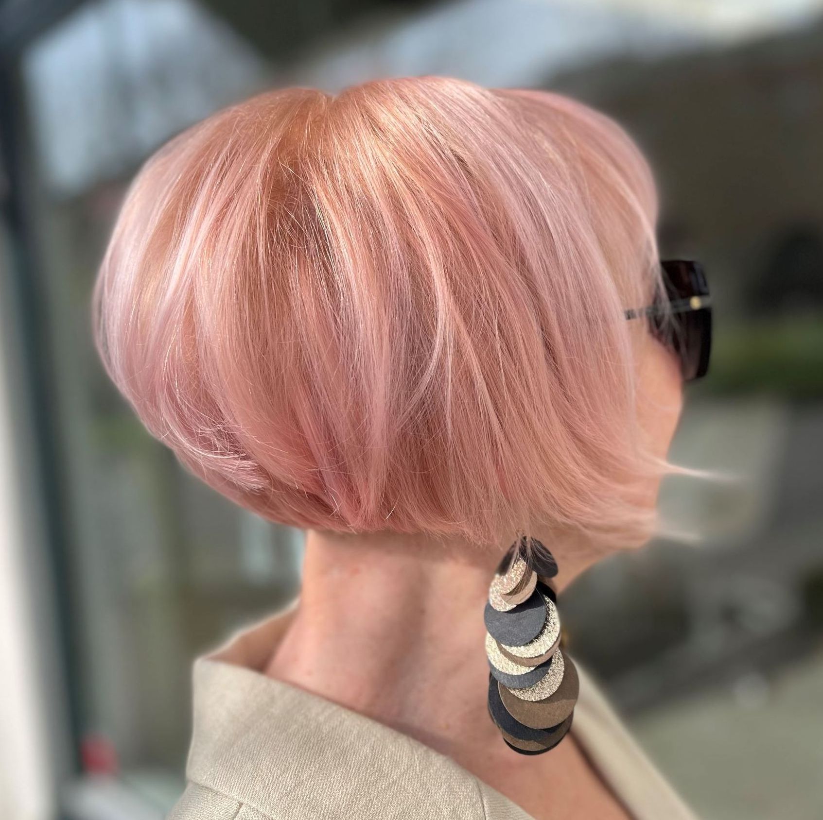 Kvinna med kort rosa frisyr i profil
